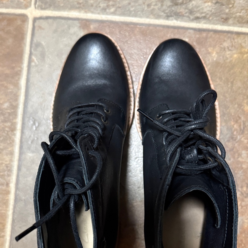 Clarks Clarkdale Black Leather Lace-Up Ankle Boots with Wood-Effect Heel - Picture 8 of 8